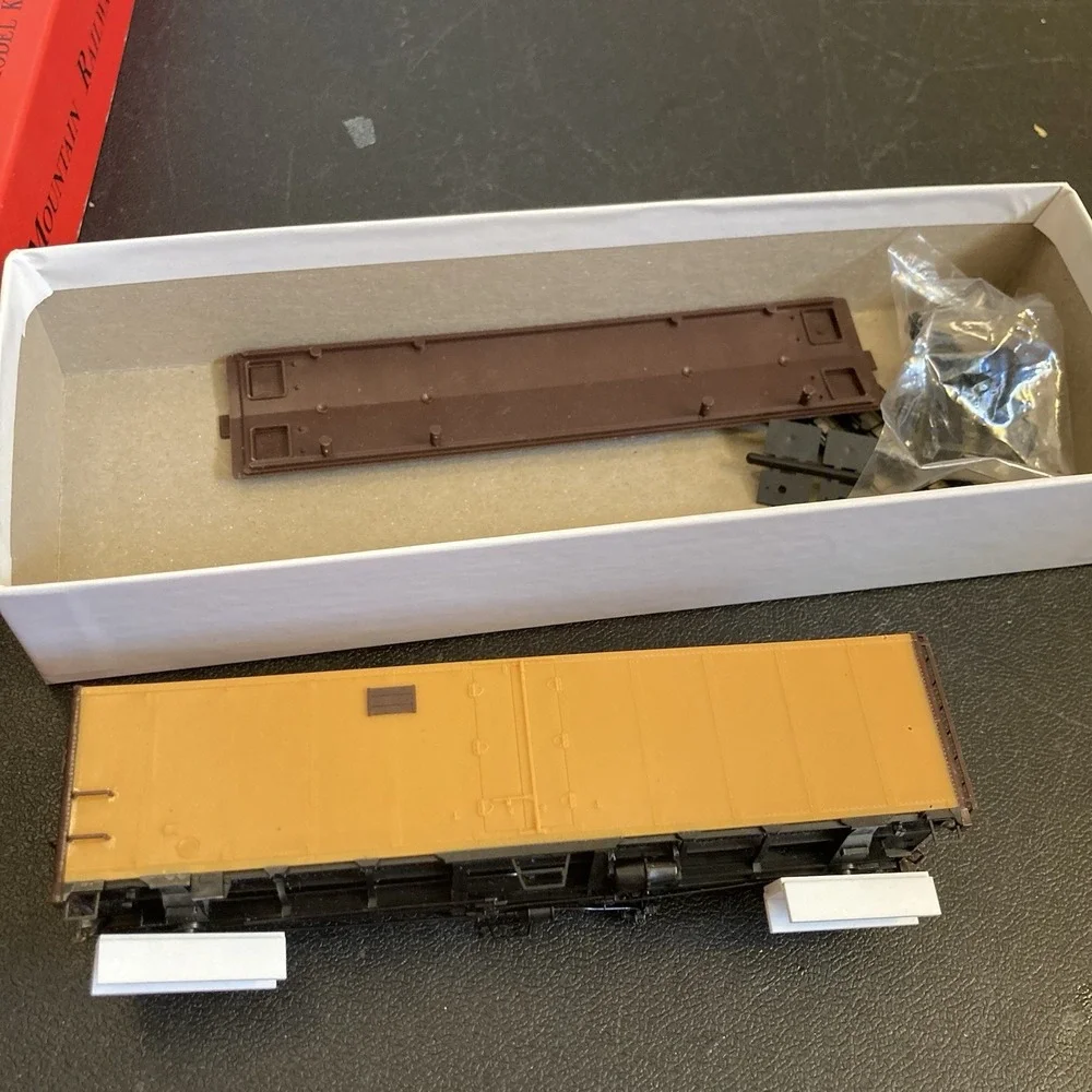 Intermountain HO Kit 40599 Ice Bunker‎ Refrigerator Undecorated Partially Built
